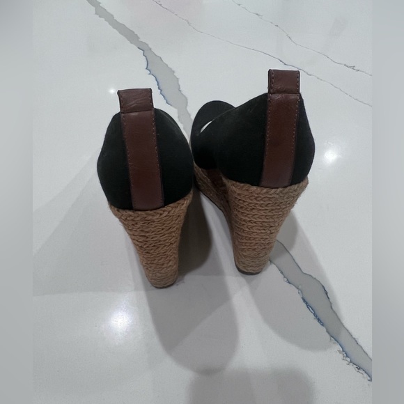 Womens closed toe heels by Aldo - Picture 2 of 3